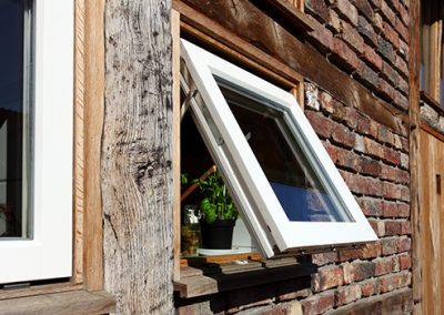 Backsteinfassade mit Kreidezeitfenster von frovin
