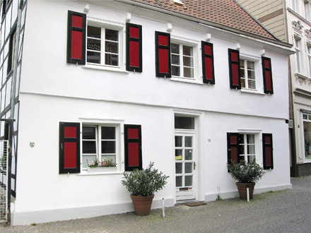 frovin Fenster & Türen | Berliner Fenster und Haustür Altstadthaus Blick auf ein denkmalgeschütztes Haus mit Berliner Fenster und Haustür von frovin