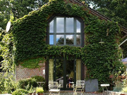 frovin Fenster & Türen | Dänische Terrassentüren und Fenster Backsteinhaus mit wildem Wein bewachsen und Dänischen Fenstern und Terrassentüren von frovin