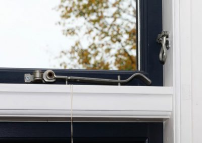 Detailansicht von dänischen Fenstern und deren besonderen Beschlägen von frovin