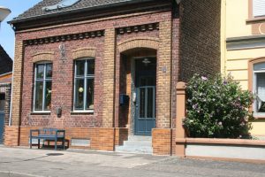 frovin Fenster & Türen | Dänische Fenster & Haustür Außenansicht Dänische Fenster und Haustür von frovin bei einem Einfamilienhaus