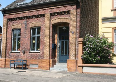 Außenansicht der Dänischen Haustür sowie klassischer Dänischen Fenstern von frovin bei einem Einfamilienhaus.
