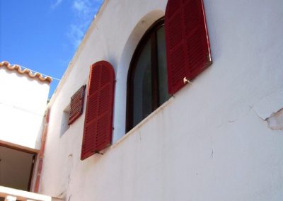 Ansicht einer Finca auf Mallorca mit Berliner Holzfenstern mit Klappläden von frovin