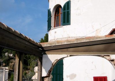 Ansicht einer Finca auf Mallorca mit Berliner Holzfenstern mit Klappläden von frovin
