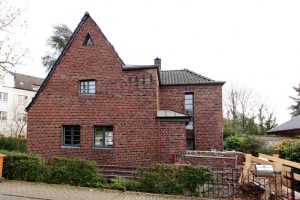 Außenansicht eines Backsteinhauses mit Berliner Fenstern von frovin