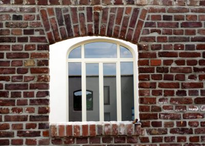 Ansicht eines Berliner Fensters von frovin durch ein Backstein-Fenster