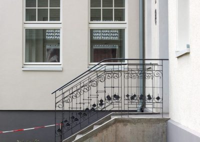Ansicht eines sanierten Hauses mit Berliner Fenstern von frovin