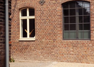 Außenansicht von Berliner Fenstern von frovin bei einer Backstein-Hofanlage