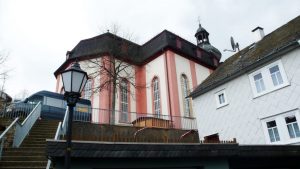 frovin Fenster & Türen | Berliner Fenster mit Sprossen Außenansicht der Kirche Daaden mit Berliner Sprossenfenstern von frovin