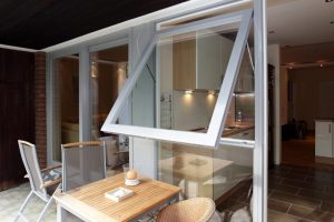 Blick vom Balkon in die Küche durch ein halb geöffnetes Hamburger Fenster von frovin