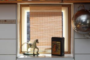 frovin Fenster & Türen | Hamburger Fenster Ansicht eines kleinen Küchenfensters mit zugezogenem Rollo von frovin