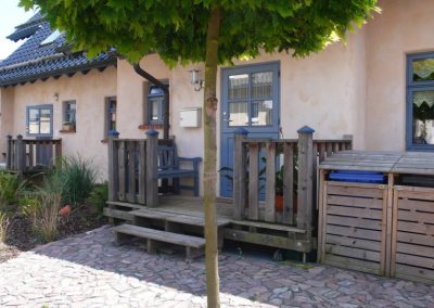 Außenansicht auf ein Einfamilienhaus mit Dänischen Fenstern und einer geschlossenen Dänischen Klöntür von frovin