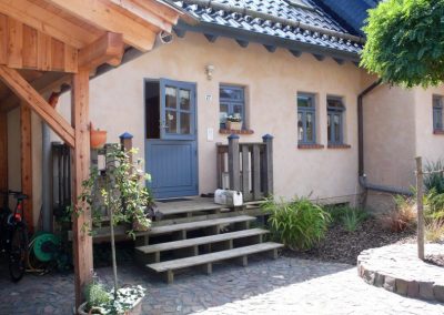 Außenansicht auf ein Einfamilienhaus mit Dänischen Fenstern und einer halb geöffneten Dänischen Klöntür von frovin
