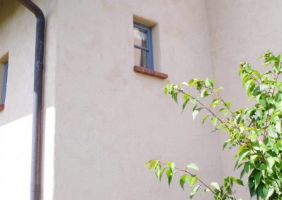 Außenansicht auf ein Einfamilienhaus mit Dänischen Fenstern von frovin
