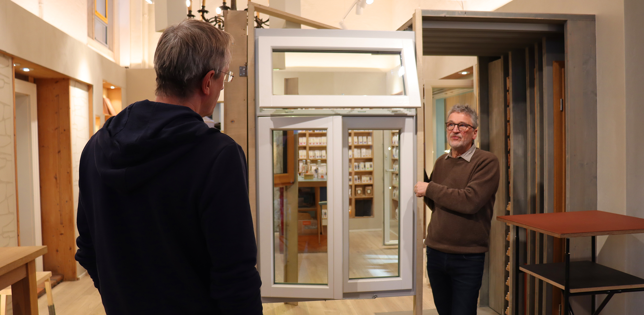 Kundeberatung in der frovin Fenster- und Türenausstellung