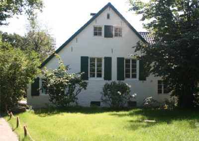Außenansicht eines Hauses mit Berliner Sprossenfenstern und Fensterläden