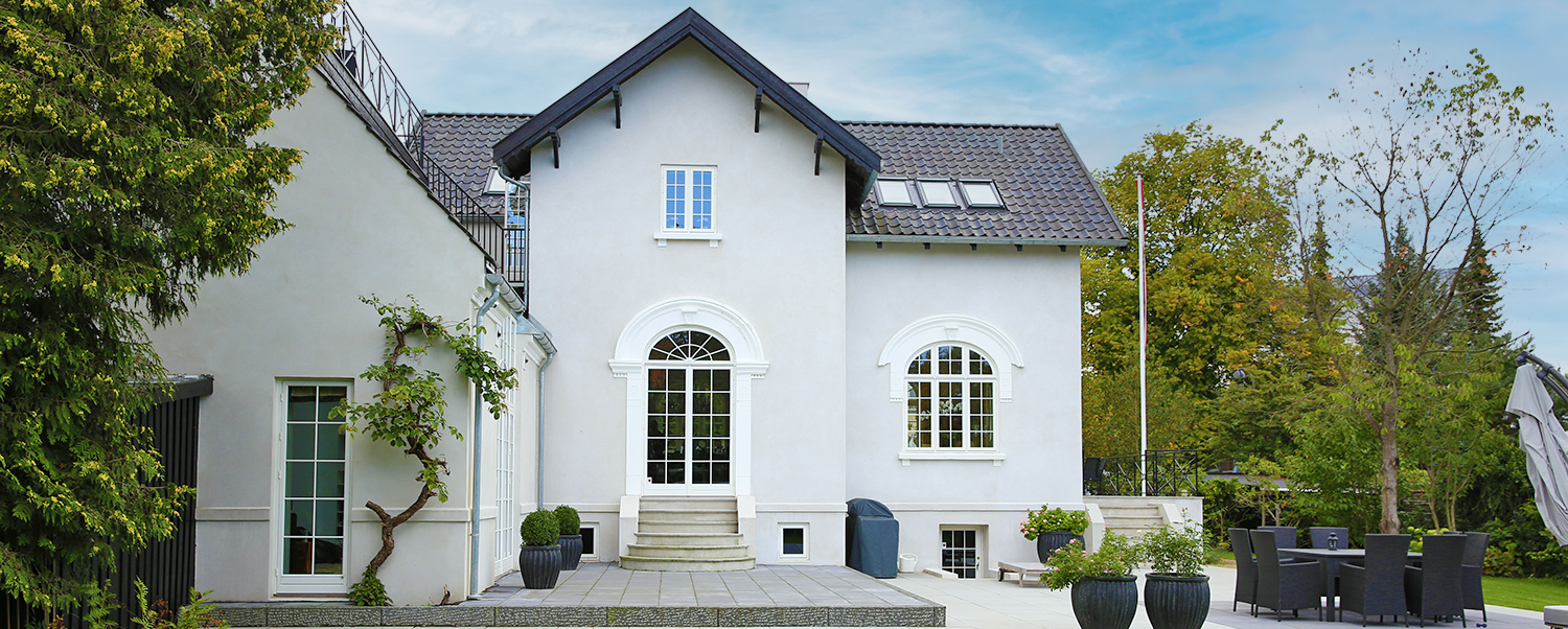 Haus mit klassischen dänischen Fenstern von frovin