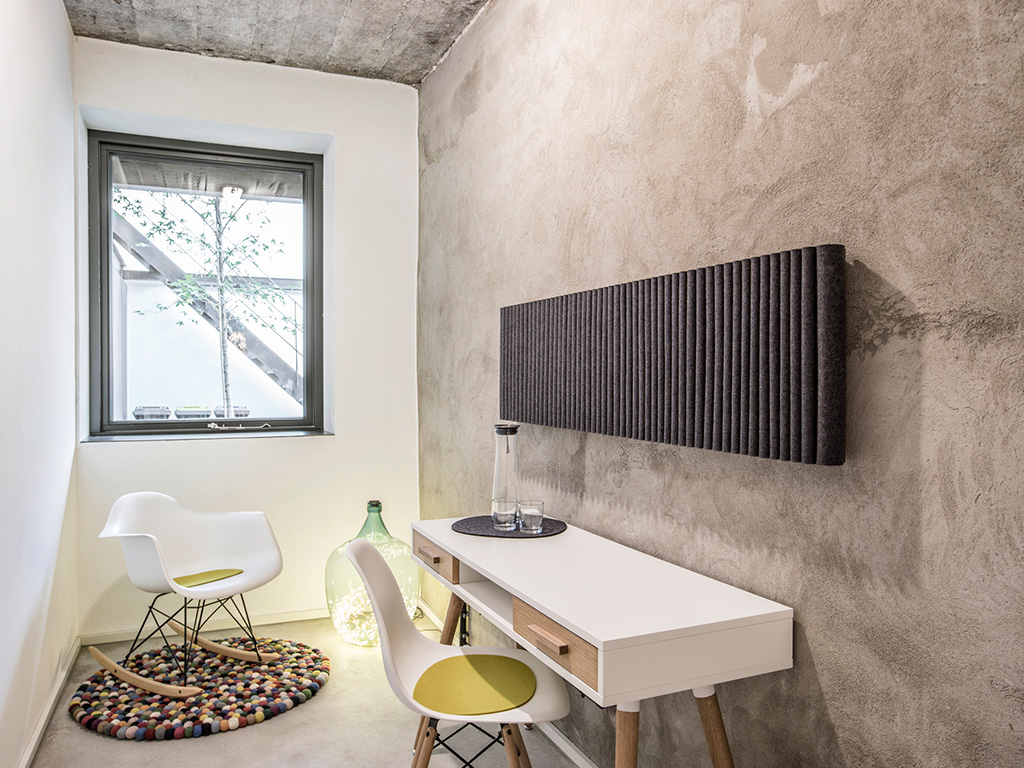 Holzhaus mit Holzfenstern von frovin