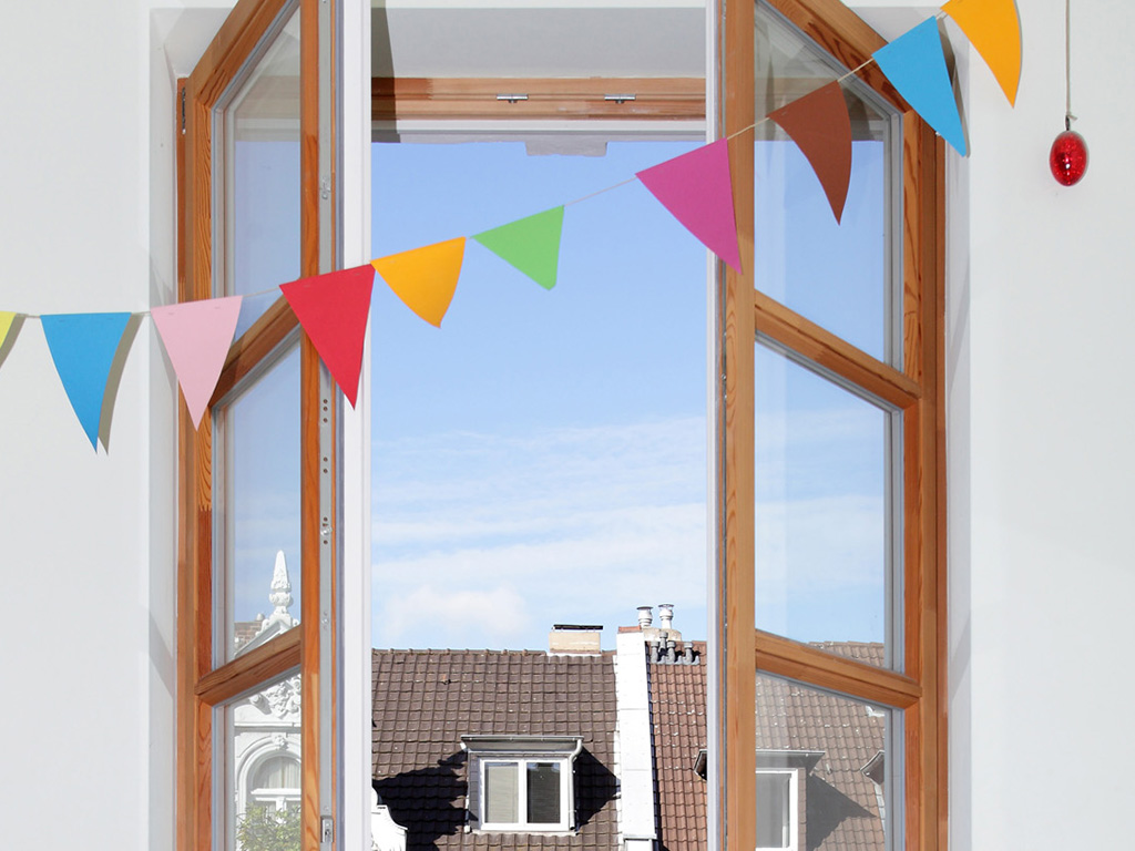 Holzhaus mit Holzfenstern von frovin