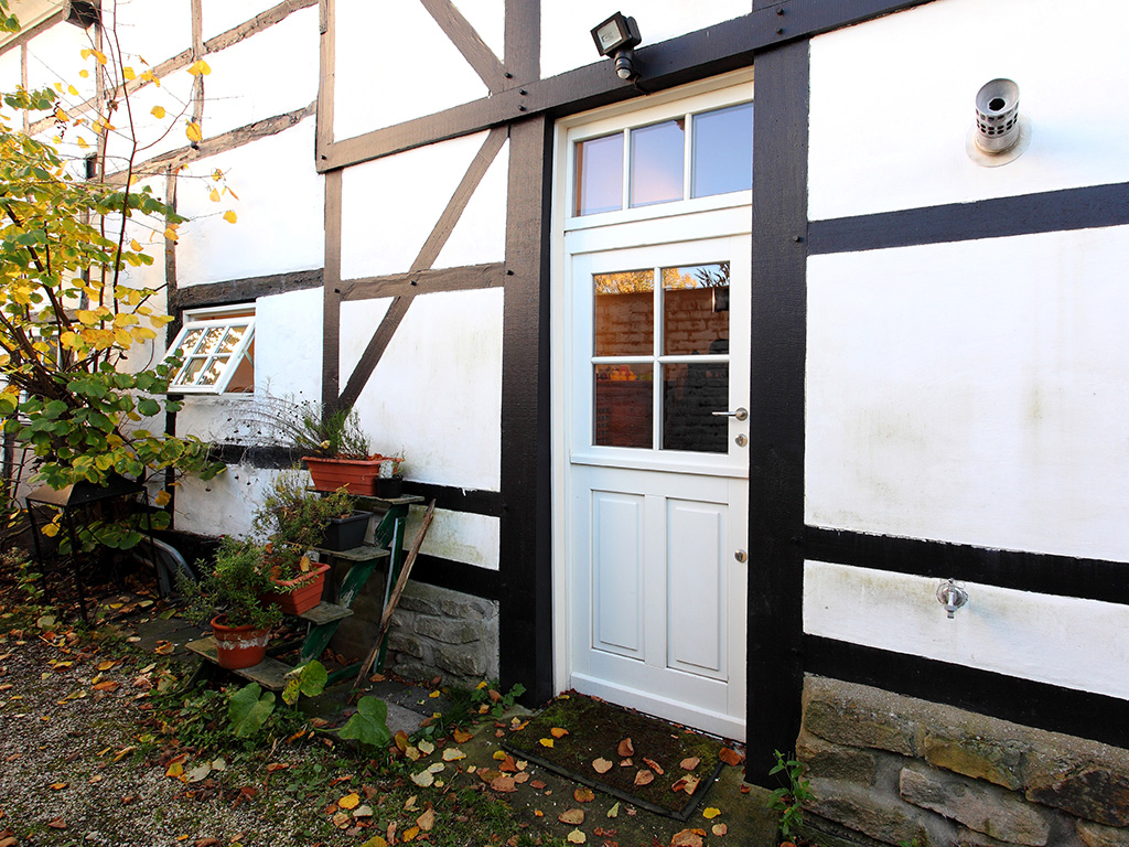 Holzhaus mit Holzfenstern von frovin