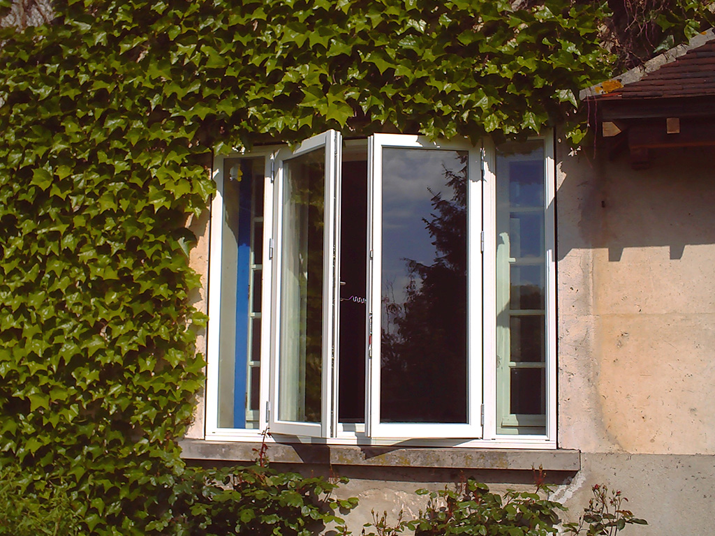 Holzhaus mit Holzfenstern von frovin