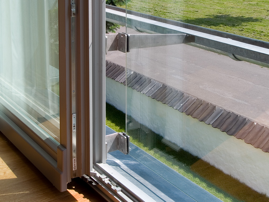 Holzhaus mit Holzfenstern von frovin