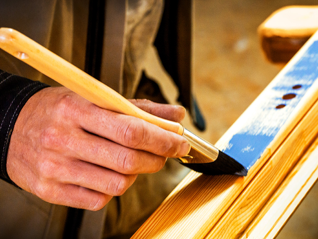 Holzhaus mit Holzfenstern von frovin