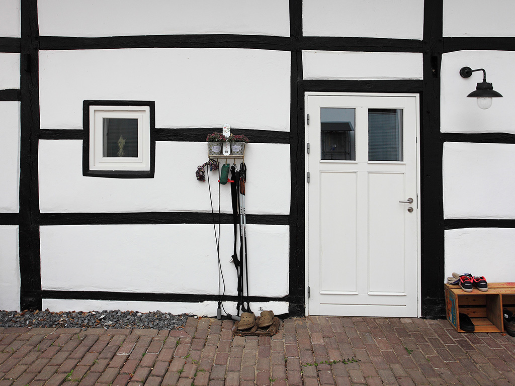 Holzhaus mit Holzfenstern von frovin