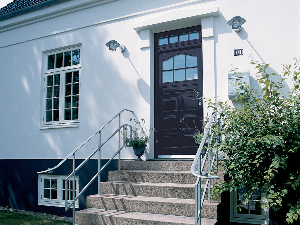 Holzhaus mit Holzfenstern von frovin