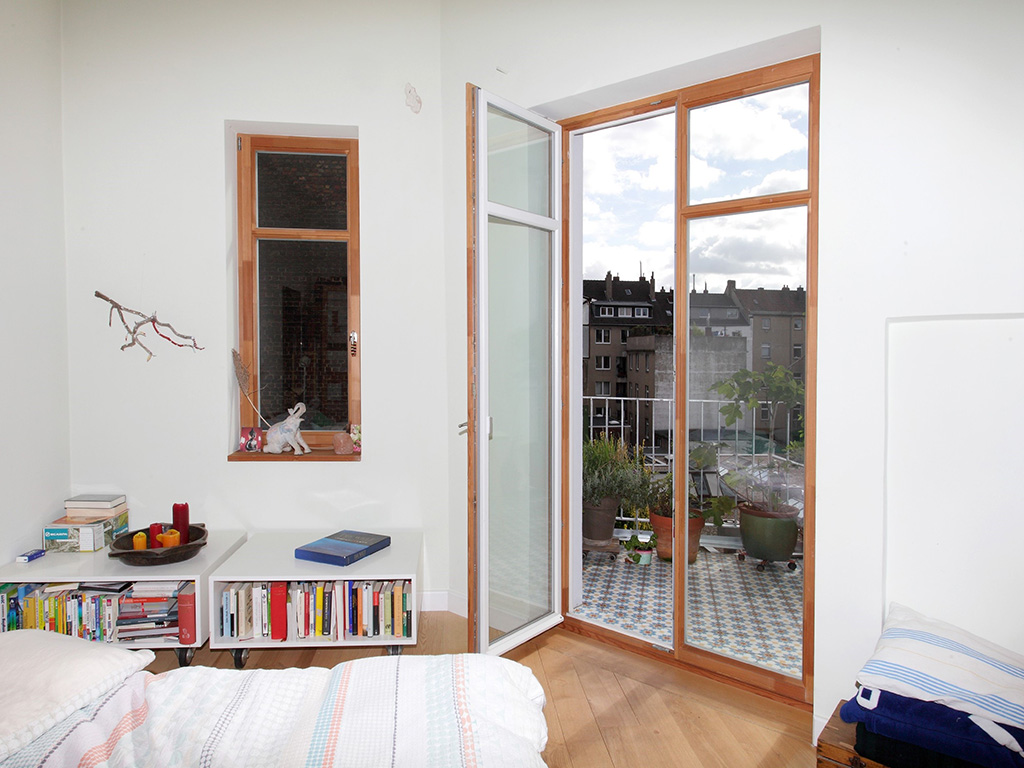 Holzhaus mit Holzfenstern von frovin