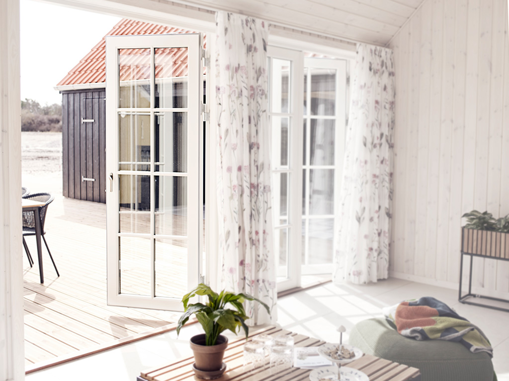 Holzhaus mit Holzfenstern von frovin