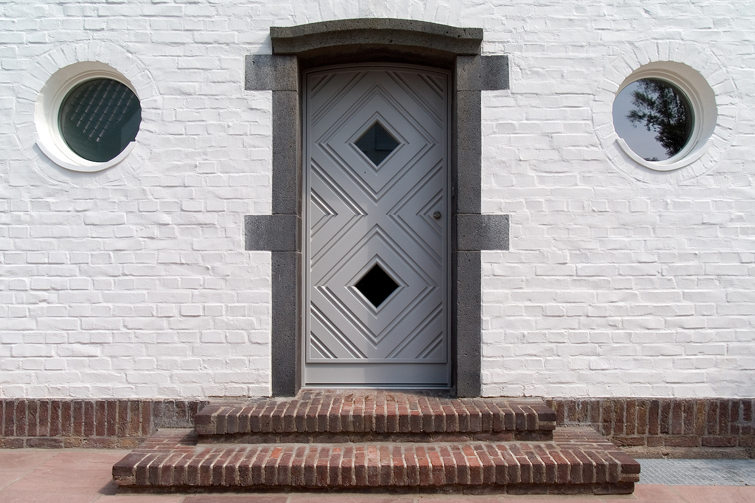 Graue Haustür mit zwei Glaselementen