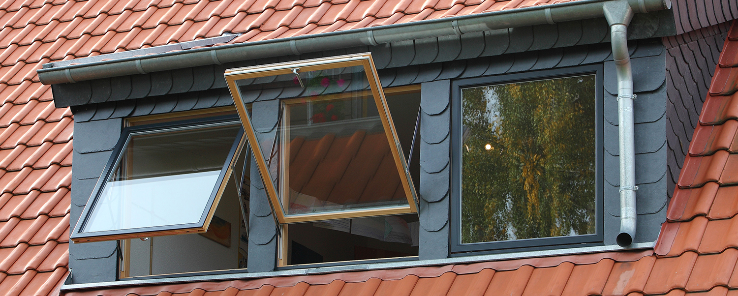 Gaube mit drei Holz-Alu-Fenster, außen antrazit, Innen naturbelassenes Holz